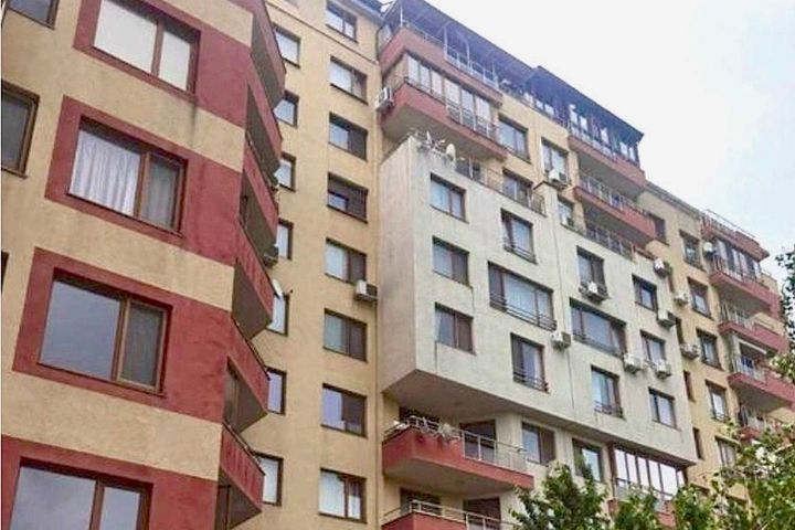 Продава се напълно обзаведен двустаен апартамент до парк „Света София“