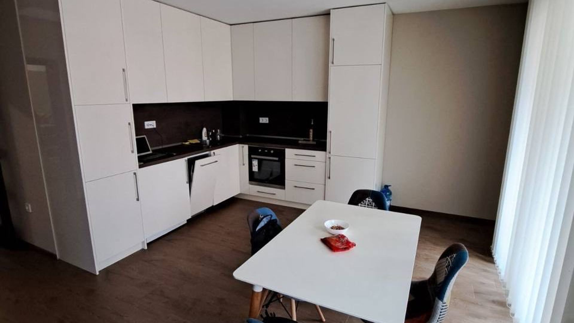 A spacious three-room apartment for rent near the National Palace of Culture and the Medical University