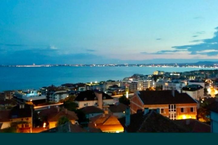 Просторна къща с морска панорама в централната част на Свети Влас