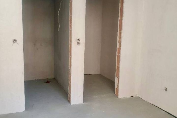 Three-room apartment with three exposures and a parking space in Manastirski livadi