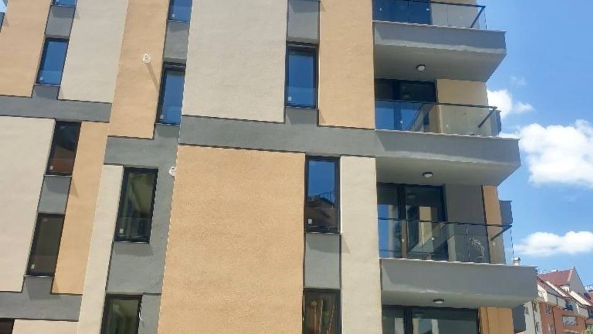 Three-room apartment with three exposures and a parking space in Manastirski livadi