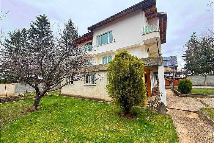 Просторна 3-етажна къща с двор и панорама в гр. Банкя