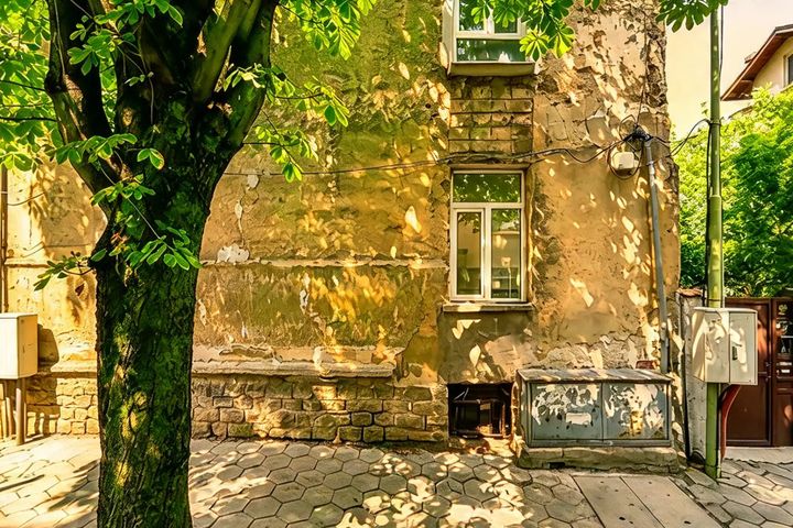 Пpостоpен етаж от къща с двор и мазе в район „Сердика“